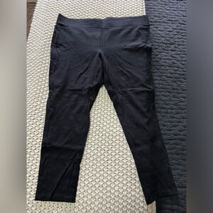 Black LOFT leggings.